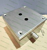 Изображение Пост кнопочный нержавеющий с 2мя отверстиями д.22мм AISI304, ВхШхГ 200x200x120 мм  с муфтой никелированной для крепления на трубе с резьбой ¾ (аналог 9001KYSS2) SS-33086 