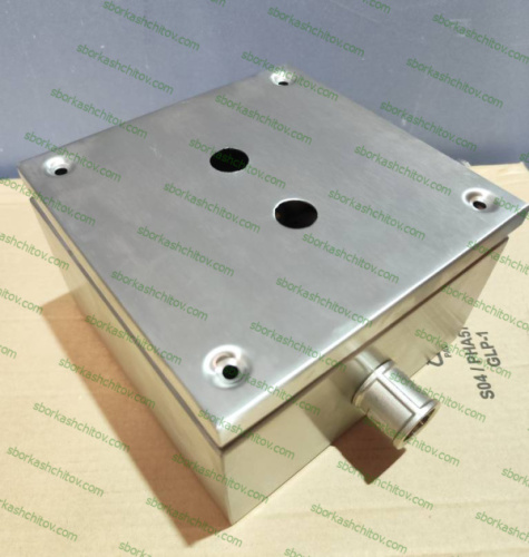 Изображение Пост кнопочный нержавеющий с 2мя отверстиями д.22мм AISI304, ВхШхГ 200x200x120 мм  с муфтой никелированной для крепления на трубе с резьбой ¾ (аналог 9001KYSS2) SS-33086 